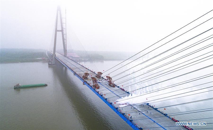 Aerial photo taken on May 16, 2019 shows the closure scene of Qingshan Yangtze River Bridge in Wuhan, central China\'s Hubei Province. The 7,548 meter-long Qingshan Yangtze River Bridge is now the widest bridge over Yangtze River. (Xinhua/Xiao Yijiu)