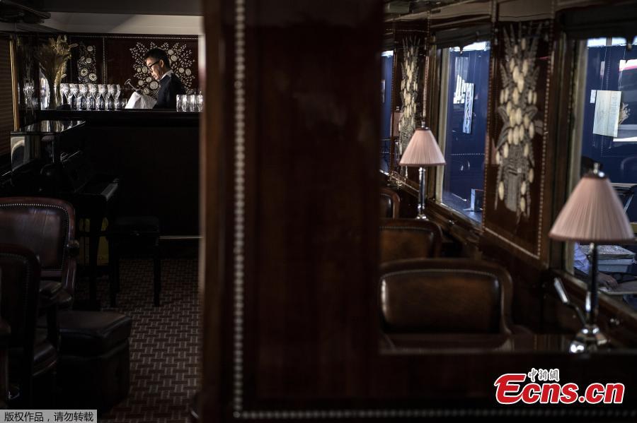 This picture taken on May 13, 2019 shows a bartender wiping glasses in the dining car of a restored carriage of an Orient Express train displayed at the Gare de l\'Est train station in Paris.  (Photo/Agencies)
