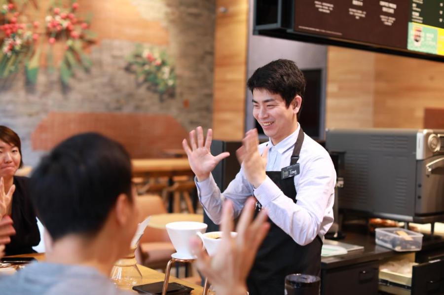 An employee uses sign language to interact with customers at Starbucks China\'s first store with sign language capability in Guangzhou\'s Yuexiu district, May 19, 2019. (Photo provided to chinadaily.com.cn)
The coffee chain has more than 3,800 stores in the country; the move is part of its ongoing efforts to get closer to local communities.

\