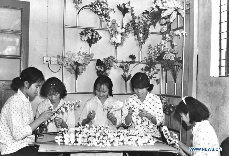 Undated file photo shows workers making silk flowers at a factory in Shatoujiao Township of Shenzhen, south China\'s Guangdong Province. The Chung Ying Street (Chung Ying means China and Britain), linking Shenzhen of Guangdong Province and Hong Kong in south China, has once again set sail in the development of the Guangdong-Hong Kong-Macao Greater Bay Area and embarked on a new journey towards high-quality development. (Xinhua/Yang Zhenhe)