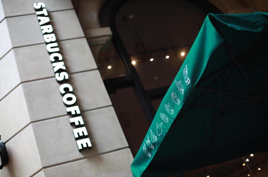 Starbucks China opens its first store with sign language capability in Guangzhou\'s Yuexiu district, May 19, 2019.  (Photo provided to chinadaily.com.cn)