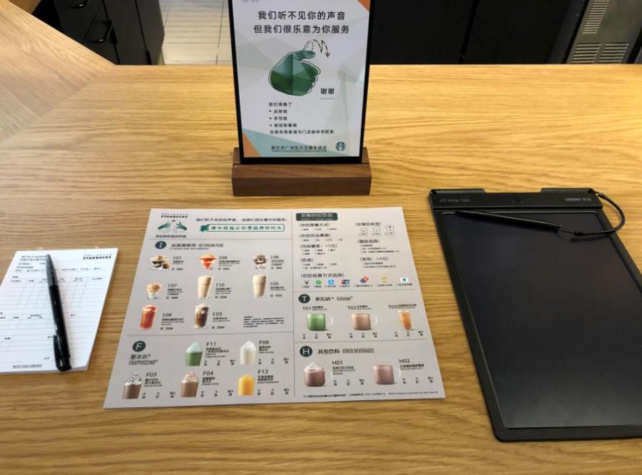 Starbucks China opens its first store with employees who can speak using sign language in Guangzhou\'s Yuexiu district, May 19, 2019.  (Photo provided to chinadaily.com.cn)