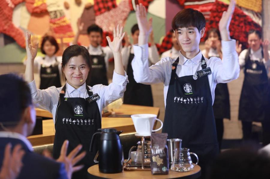Employees demonstrate sign language at Starbucks China\'s first store with sign language capability in Guangzhou\'s Yuexiu district, May 19, 2019. (Photo provided to chinadaily.com.cn)