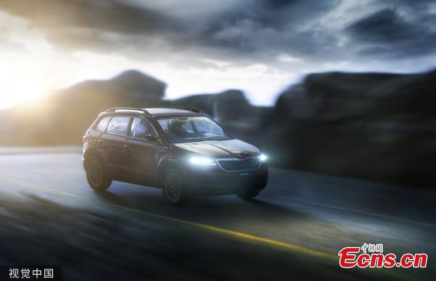 They look like action shots of cars being driven on and off-road, but these pictures were created using toys and miniature scenery. Benedek Lampert is a miniature expert and spent days working with tiny motors to design the realistic looking shots.(Photo/VCG)