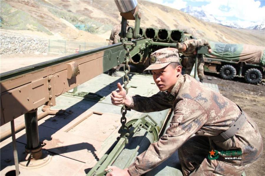 An artillery brigade of the PLA Tibet Military Command undergoes a live-fire drill in an area 4,600 meters above sea level. (Photo/81.cn)