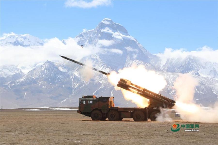 An artillery brigade of the PLA Tibet Military Command undergoes a live-fire drill in an area 4,600 meters above sea level. (Photo/81.cn)
