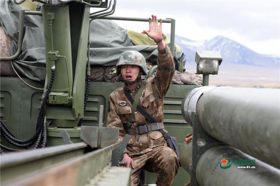 An artillery brigade of the PLA Tibet Military Command undergoes a live-fire drill in an area 4,600 meters above sea level. (Photo/81.cn)