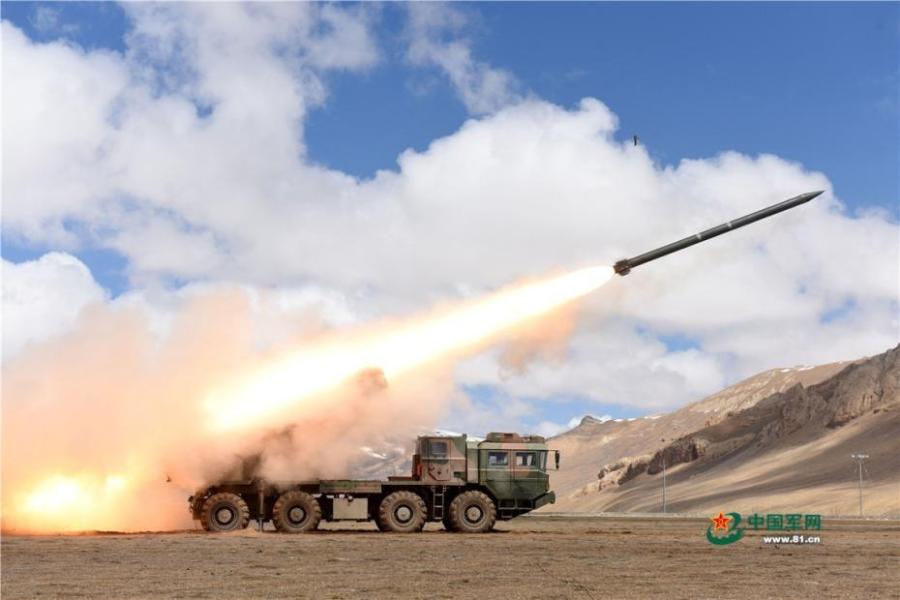 An artillery brigade of the PLA Tibet Military Command undergoes a live-fire drill in an area 4,600 meters above sea level. (Photo/81.cn)