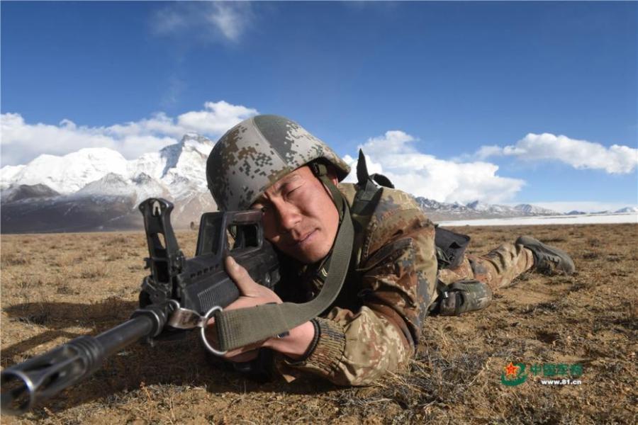 An artillery brigade of the PLA Tibet Military Command undergoes a live-fire drill in an area 4,600 meters above sea level. (Photo/81.cn)