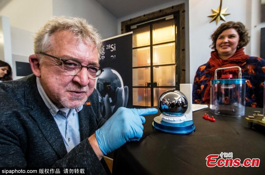 Meet the world’s roundest object. It’s the perfect sphere and it’s absolutely flawless. The sphere is made out of a single crystal of silicon-28 atoms.(Photo/Sipaphoto)