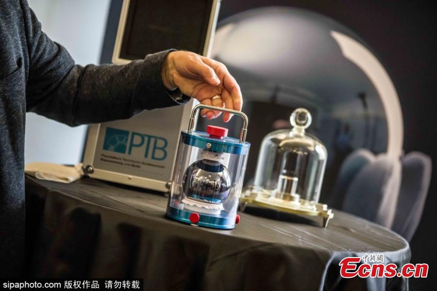 Meet the world’s roundest object. It’s the perfect sphere and it’s absolutely flawless. The sphere is made out of a single crystal of silicon-28 atoms.(Photo/Sipaphoto)