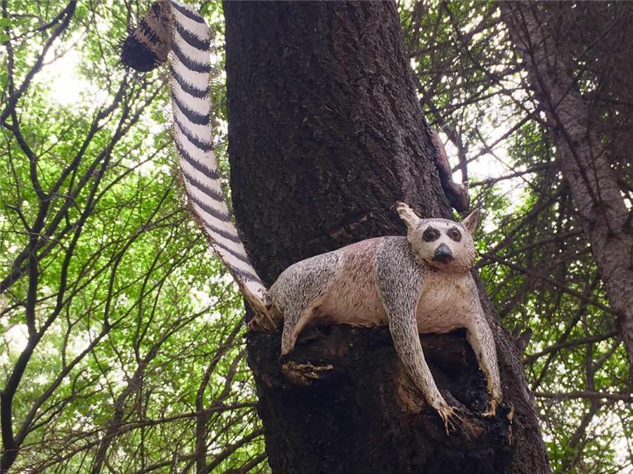 A tree trunk is painted with a ring-tailed lemur in the Zoological and Botanical Garden in Changchun.  (Photo/chinadaily.com.cn)