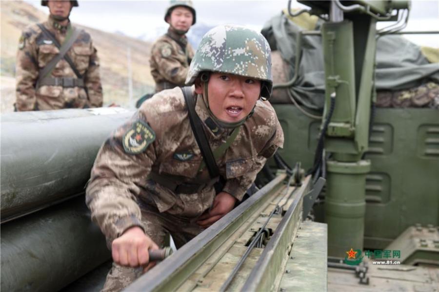 An artillery brigade of the PLA Tibet Military Command undergoes a live-fire drill in an area 4,600 meters above sea level. (Photo/81.cn)
