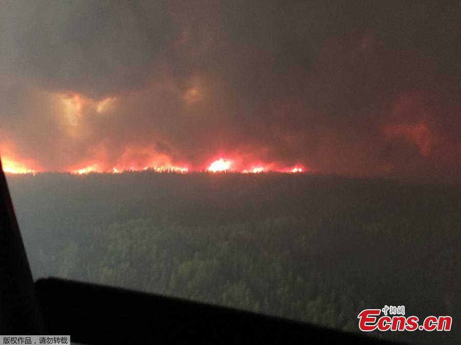 The Chuckegg Creek wildfire burns out of control in the High Level Forest Area, to the southwest and west of the town of High Level, Alberta, Canada in this May 19, 2019 picture obtained from social media. (Photo/Agencies)