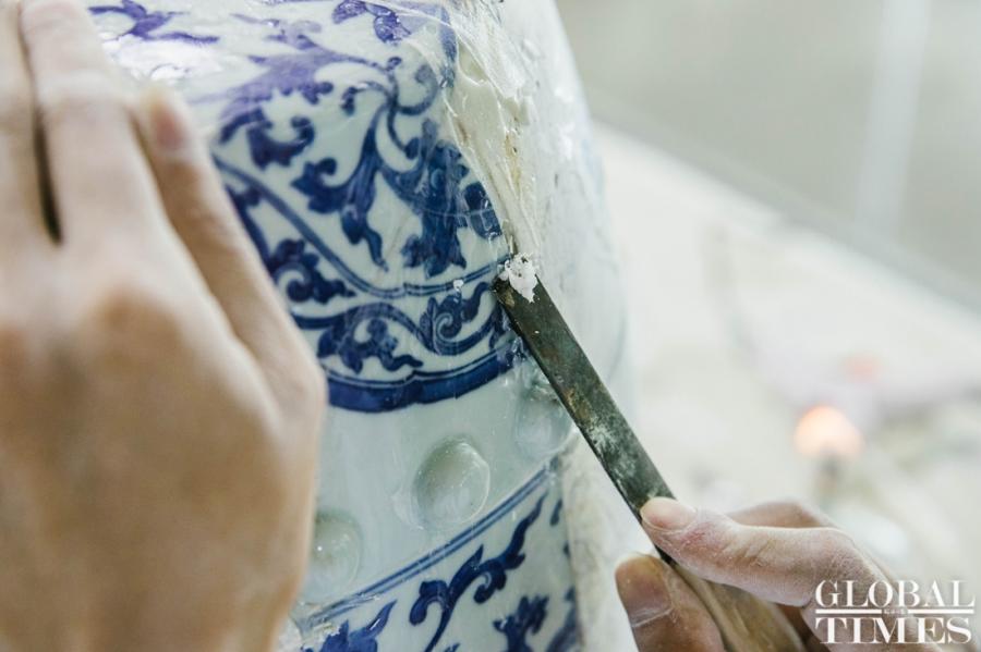 The blue and white porcelain stool, or xiudun, is being remade from the 132 broken pieces found in Yuanmingyuan Park, and some parts of it are still missing. (Photo: Li Hao/GT)