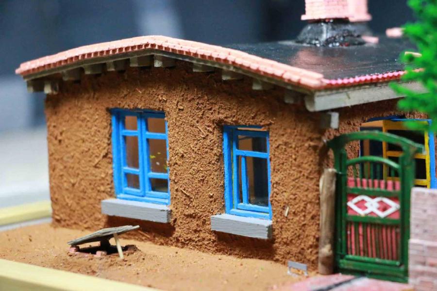 A scene from a miniature rammed-earth house, or gandalei, created by Wang Tao. (Photo provided to chinadaily.com.cn)
\