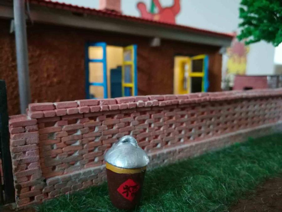 A scene from a miniature rammed-earth house, or gandalei, created by Wang Tao. (Photo provided to chinadaily.com.cn)