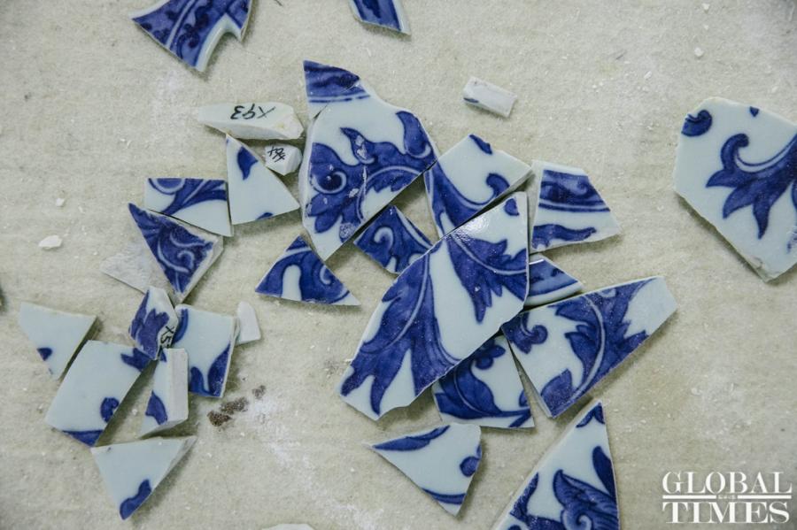 The blue and white porcelain stool, or xiudun, is being repaired from the 132 broken pieces found in Yuanmingyuan Park, and some parts of it are still missing. (Photo: Li Hao/GT)

Six damaged historical relics are being repaired as Beijing\'s Old Summer Palace, or Yuanmingyuan Park, carries out \