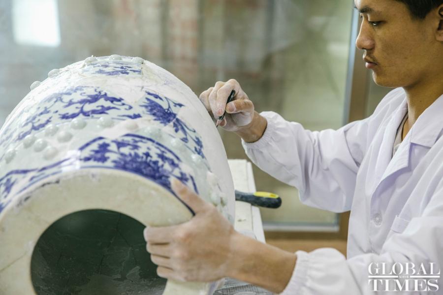 The blue and white porcelain stool, or xiudun, is being remade from the 132 broken pieces found in Yuanmingyuan Park, and some parts of it are still missing. (Photo: Li Hao/GT)