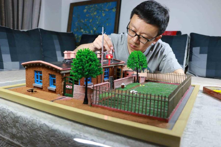 Wang Tao works on his artwork.  (Photo provided to chinadaily.com.cn)