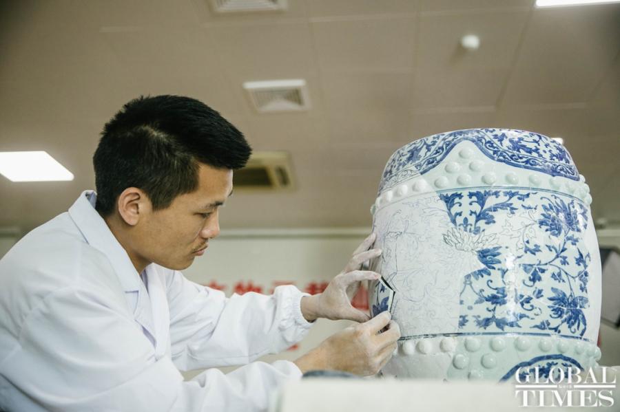 The blue and white porcelain stool, or xiudun, is being remade from the 132 broken pieces found in Yuanmingyuan Park, and some parts of it are still missing. (Photo: Li Hao/GT)