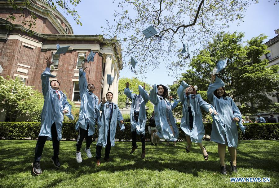 Graduate students from China pose for photos on campus after the Columbia University Commencement ceremony in New York, the United States, May 22, 2019. The Columbia University Commencement ceremony of the 265th academic year took place on Wednesday. More than 17,000 students from Columbia\'s 18 schools and affiliates graduated this year. (Xinhua/Wang Ying)