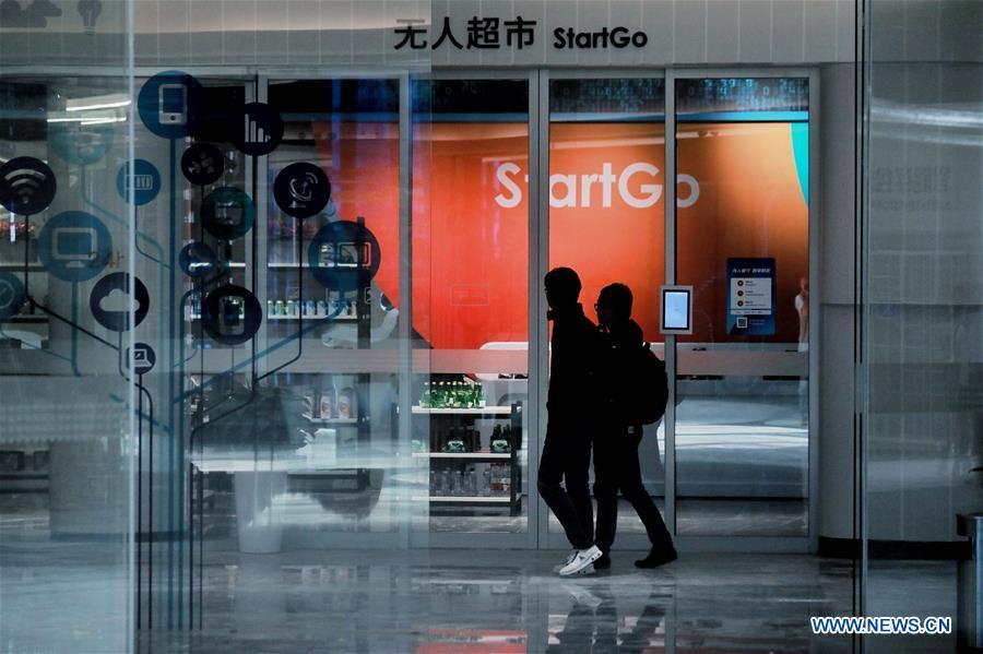 People visit a display center of the National Big Data Comprehensive Pilot Area in southwest China\'s Guizhou Province, May 22, 2019. In Guizhou Province, which hosts China\'s first state-level big data pilot zone, the integration of big data with sectors such as real economy, social management, civil service and rural revitalization has brought significant changes to people\'s life. According to statistics, Guizhou has more than 9,500 big data enterprises and many of them are active players on the global business stage. A 2019 whitepaper published by the China Academy of Information and Communications Technology indicates that Guizhou is taking advantage of big data in the course of its development, as both the growth of the province\'s digital economy and the growth of its employment in digital economy have ranked first in China. (Xinhua/Ou Dongqu)