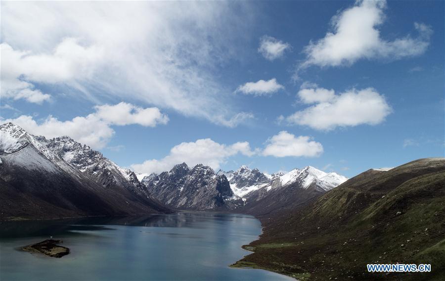 Aerial photo taken on May 21, 2019 shows the scenery of the Nianbaoyuze Mountain Scenic Resort in Jiuzhi County of the Tibetan Autonomous Prefecture of Golog in northwest China\'s Qinghai Province. (Xinhua/Zhang Hongxiang)