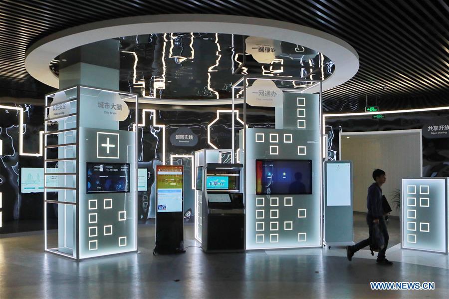 People visit a display center of the National Big Data Comprehensive Pilot Area in southwest China\'s Guizhou Province, May 22, 2019. In Guizhou Province, which hosts China\'s first state-level big data pilot zone, the integration of big data with sectors such as real economy, social management, civil service and rural revitalization has brought significant changes to people\'s life. According to statistics, Guizhou has more than 9,500 big data enterprises and many of them are active players on the global business stage. A 2019 whitepaper published by the China Academy of Information and Communications Technology indicates that Guizhou is taking advantage of big data in the course of its development, as both the growth of the province\'s digital economy and the growth of its employment in digital economy have ranked first in China. (Xinhua/Ou Dongqu)