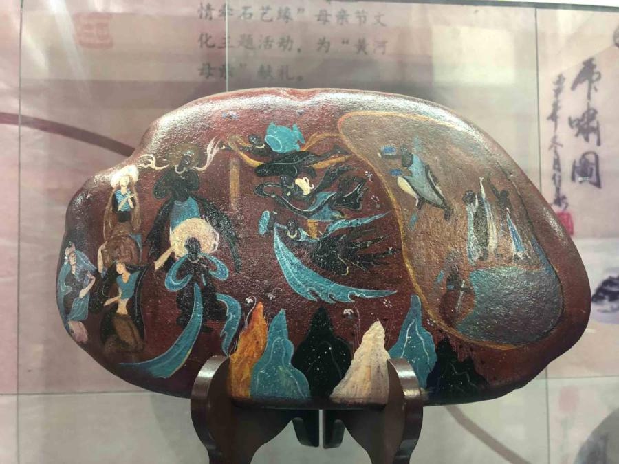 Chen Juzheng, 58, from Lanzhou, capital of Gansu Province, collects stones from the Yellow River banks and paints them with historical paintings and frescoes found in the Mogao Grottoes of Dunhuang. (Photos by Xu Xue/for chinadaily.com.cn)
Chen Juzheng doesn\'t just collect unusual stones he finds along the Yellow River banks, like many other residents in Lanzhou, capital of Gansu province. He also turns them into works of art by painting them according to the stones’ colors, shapes and textures.

The 58-year-old folk artist has now painted on these special stones his own reproductions of many historical paintings and frescoes found in the Mogao Grottoes of Dunhuang, where large numbers of Buddhist frescos have survived for more than 1,000 years. 

Chen\'s vivid artistic works, including the nine-color deer, sleeping Buddha and Bodhisattva seen in the Mogao Grottoes of Dunhuang, were praised by many local painters and residents in the Northwestern metropolis.

Chen said he likes to take a walk along the Yellow River banks and bring home any odd stones he happens to find there.