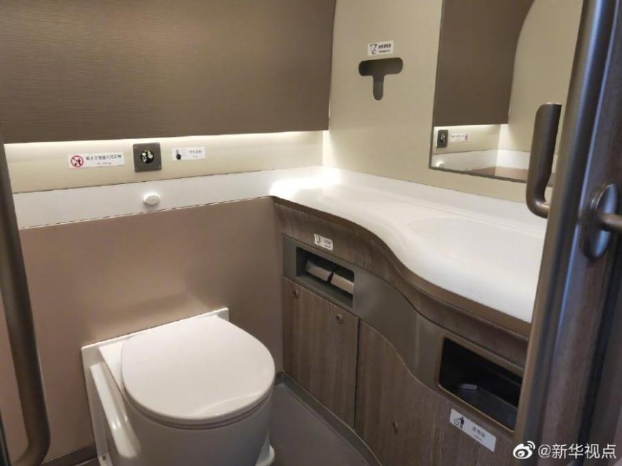 China rolled off production line a prototype magnetic-levitation train with a top speed of 600 km per hour in the eastern city of Qingdao on May 23, 2019. The debut of China\'s first high-speed maglev train testing prototype marks a major breakthrough for the country in high-speed maglev transit system. (Photo/Xinhua)