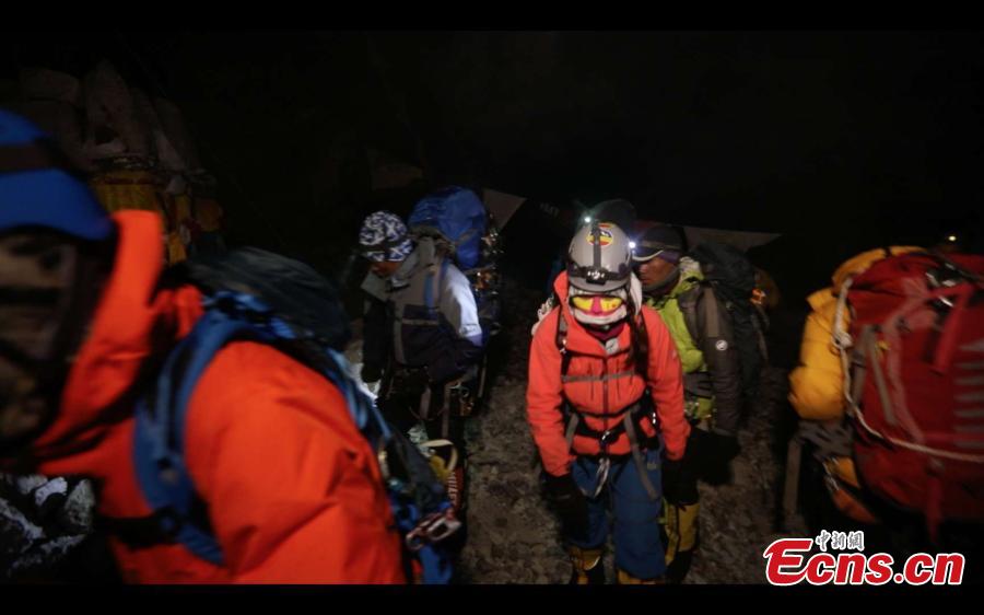 Three Chinese women, forming the “Everest Rose” team, start their ascent of Mount Qomolangma, known as Mount Everest in the West, on May 22, 2019. (Photo/China News Service)