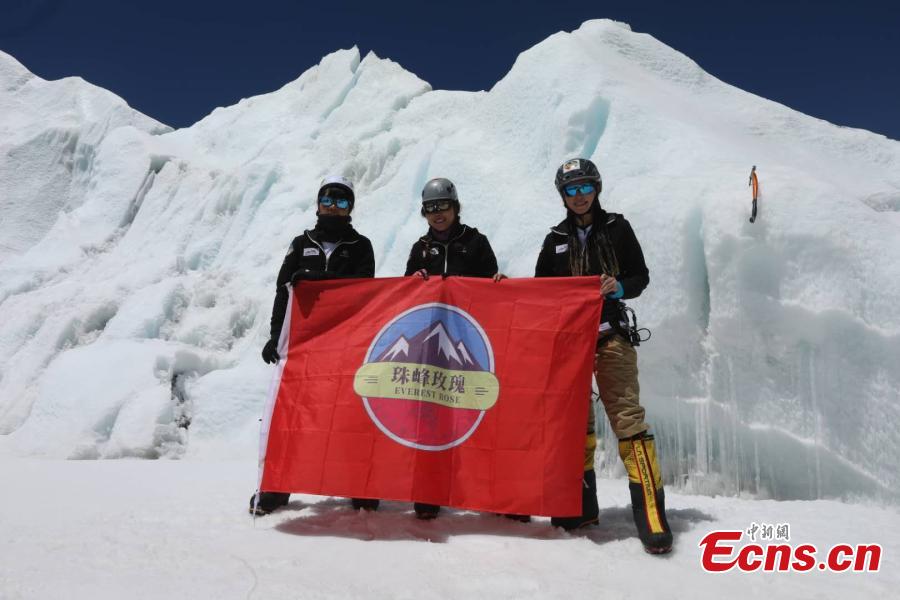 Three Chinese women pose on top of Mount Qomolangma, known as Mount Everest in the West, on May 22, 2019. With the name of  “Everest Rose” , the team is made up of three female mountaineers from Xinjiang Uygur Autonomous Region, Hong Kong Special Administrative Region, and Henan Province. The trio began preparing for the climb on April 8, finally reaching the peak on Wednesday.(Photo/China News Service)