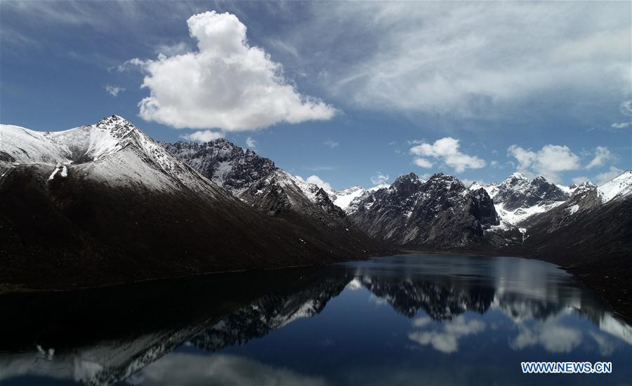 Aerial photo taken on May 21, 2019 shows the scenery of the Nianbaoyuze Mountain Scenic Resort in Jiuzhi County of the Tibetan Autonomous Prefecture of Golog in northwest China\'s Qinghai Province. (Xinhua/Zhang Hongxiang)