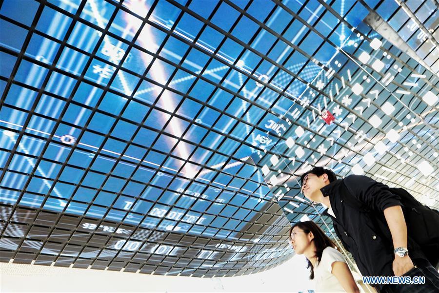 People visit a display center of the National Big Data Comprehensive Pilot Area in southwest China\'s Guizhou Province, May 22, 2019. In Guizhou Province, which hosts China\'s first state-level big data pilot zone, the integration of big data with sectors such as real economy, social management, civil service and rural revitalization has brought significant changes to people\'s life. According to statistics, Guizhou has more than 9,500 big data enterprises and many of them are active players on the global business stage. A 2019 whitepaper published by the China Academy of Information and Communications Technology indicates that Guizhou is taking advantage of big data in the course of its development, as both the growth of the province\'s digital economy and the growth of its employment in digital economy have ranked first in China. (Xinhua/Ou Dongqu)