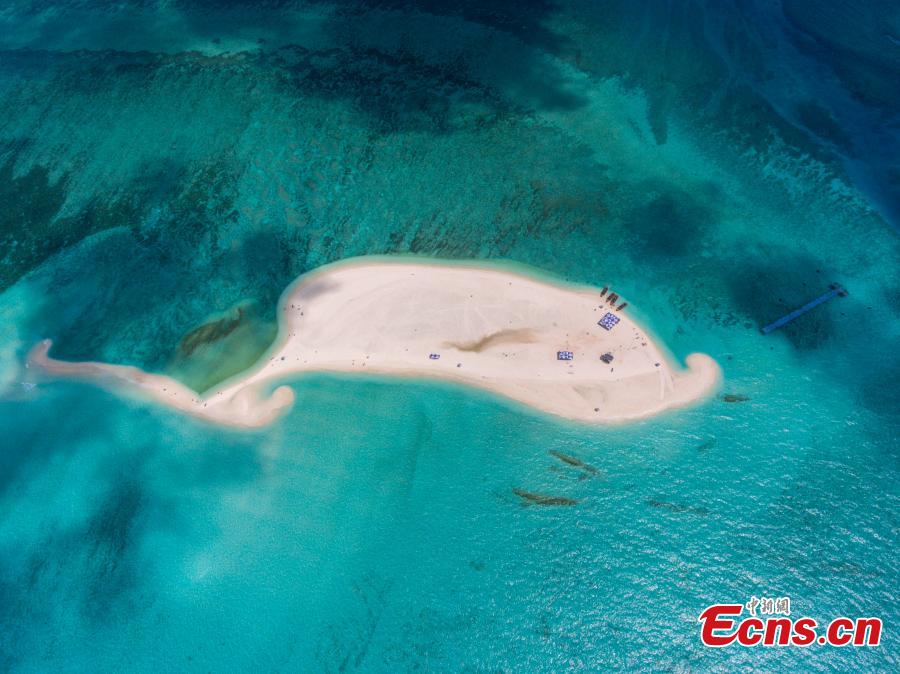 The photo shows the beach of Quanfu Island offering clean sand and water. Being one of the three islands of Xisha islands that opens to tourists, Quanfu island is an uninhabited island which covers an area of 0.02 square kilometers. (Photo: China News Service/ Luo Yunfei)