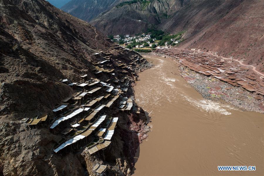 Aerial photo shows saline fields in Mangkam County, southwest China\'s Tibet Autonomous Region, May 22, 2019. An ancient technique of salt production since Tang Dynasty (618-907) is well-preserved in Mangkam County. Local people follow a salt harvesting method by collecting brines from salt mines and ponds and evaporating them in the sun until crystallization. (Xinhua/Li Xin)