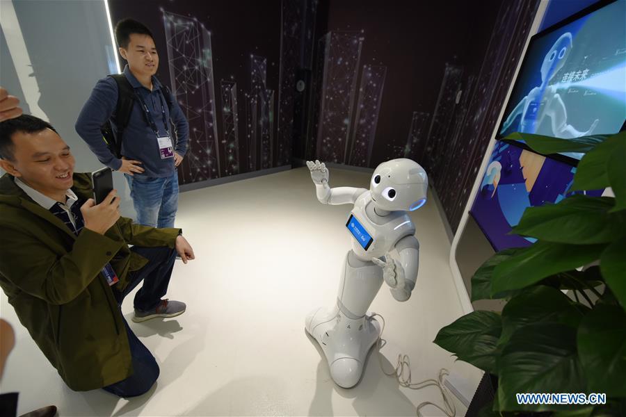 A visitor interacts with a robot with 5G technology during China International Big Data Industry Expo 2019 in Guiyang, southwest China\'s Guizhou Province, May 26, 2019. The expo on big data opened Sunday in Guizhou Province, focusing on the latest innovation of the technology and its applications. The four-day expo will be attended by 448 enterprises from 59 countries and regions, according to the organizing committee. (Xinhua/Yang Wenbin)