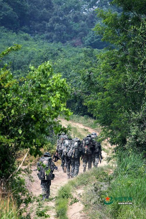 Army scouts undergo an intensive training at a military base in Easter Anhui Province. Soldiers needed to carry a load no less than 30 kilograms marching over a distance of 100 kilometres amid tens of other training programs. (Photo/81.cn)