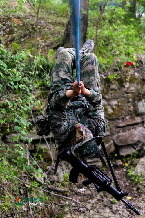 Army scouts undergo an intensive training at a military base in Easter Anhui Province. Soldiers needed to carry a load no less than 30 kilograms marching over a distance of 100 kilometres amid tens of other training programs. (Photo/81.cn)