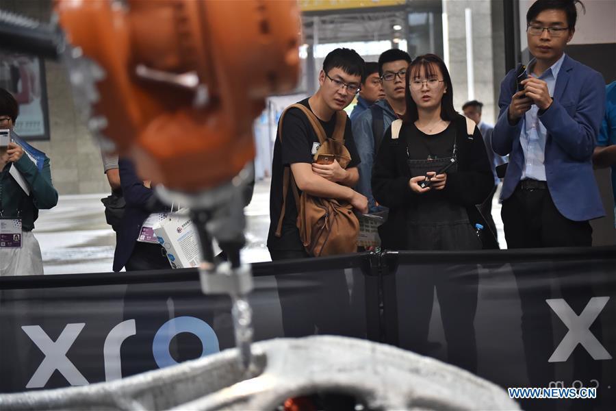 People watch a demonstration of 3D-printing during China International Big Data Industry Expo 2019 in Guiyang, southwest China\'s Guizhou Province, May 26, 2019. The expo on big data opened Sunday in Guizhou Province, focusing on the latest innovation of the technology and its applications. The four-day expo will be attended by 448 enterprises from 59 countries and regions, according to the organizing committee. (Xinhua/Ou Dongqu)