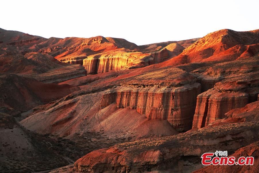A view of Danxia landforms at a geological park in Zhangye City, Northwest China\'s Gansu Province. Reminiscent of a home to aliens, the unique geomorphology is formed from red sandstone and characterized by steep cliffs. Zhangye, an important outpost on the ancient Silk Road, is home to many scenic areas with Danxia landforms that provide a unique tourism resource for the city. (Photo: China News Service/Li Xiaodong)