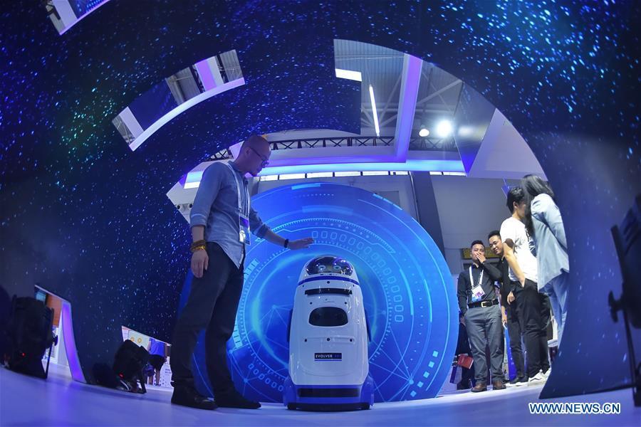 An exhibitor interacts with a robot during China International Big Data Industry Expo 2019 in Guiyang, southwest China\'s Guizhou Province, May 26, 2019. The expo on big data opened Sunday in Guizhou Province, focusing on the latest innovation of the technology and its applications. The four-day expo will be attended by 448 enterprises from 59 countries and regions, according to the organizing committee. (Xinhua/Ou Dongqu)