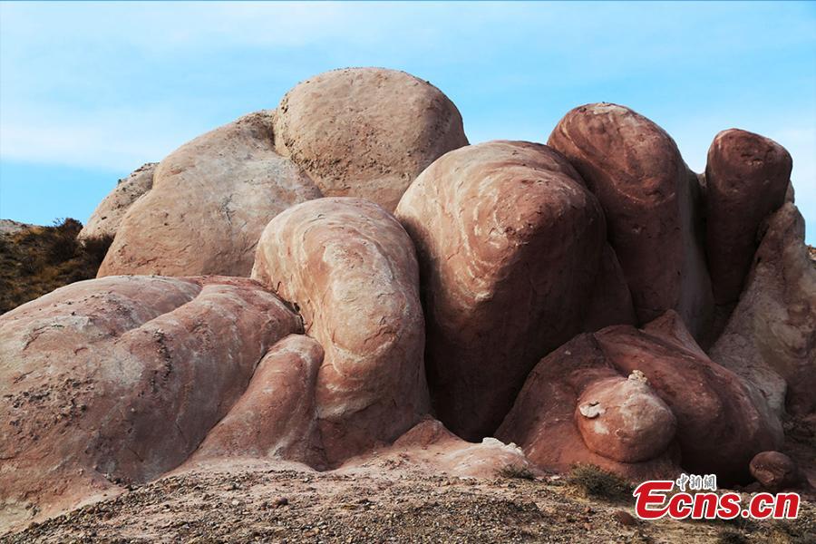 A view of Danxia landforms at a geological park in Zhangye City, Northwest China\'s Gansu Province. Reminiscent of a home to aliens, the unique geomorphology is formed from red sandstone and characterized by steep cliffs. Zhangye, an important outpost on the ancient Silk Road, is home to many scenic areas with Danxia landforms that provide a unique tourism resource for the city. (Photo: China News Service/Li Xiaodong)