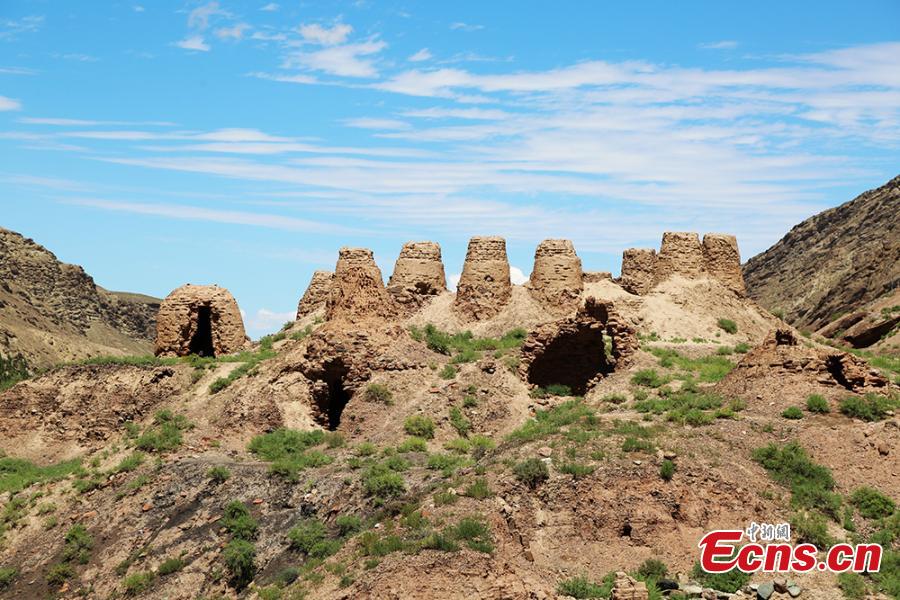 A view of Danxia landforms at a geological park in Zhangye City, Northwest China\'s Gansu Province. Reminiscent of a home to aliens, the unique geomorphology is formed from red sandstone and characterized by steep cliffs. Zhangye, an important outpost on the ancient Silk Road, is home to many scenic areas with Danxia landforms that provide a unique tourism resource for the city. (Photo: China News Service/Li Xiaodong)