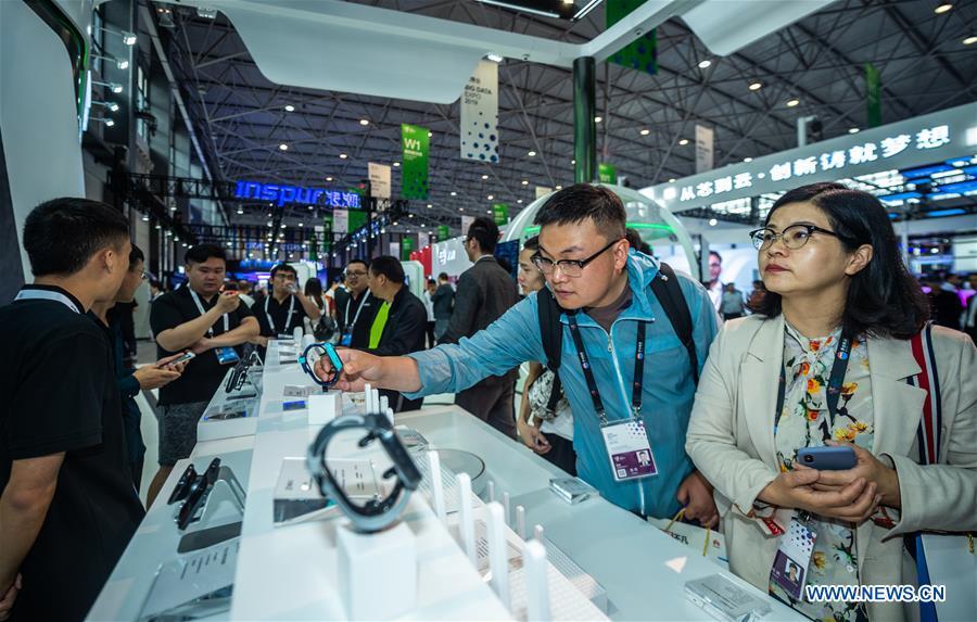Visitors are seen during China International Big Data Industry Expo 2019 in Guiyang, southwest China\'s Guizhou Province, May 26, 2019. The expo on big data opened Sunday in Guizhou Province, focusing on the latest innovation of the technology and its applications. The four-day expo will be attended by 448 enterprises from 59 countries and regions, according to the organizing committee. (Xinhua/Tao Liang)