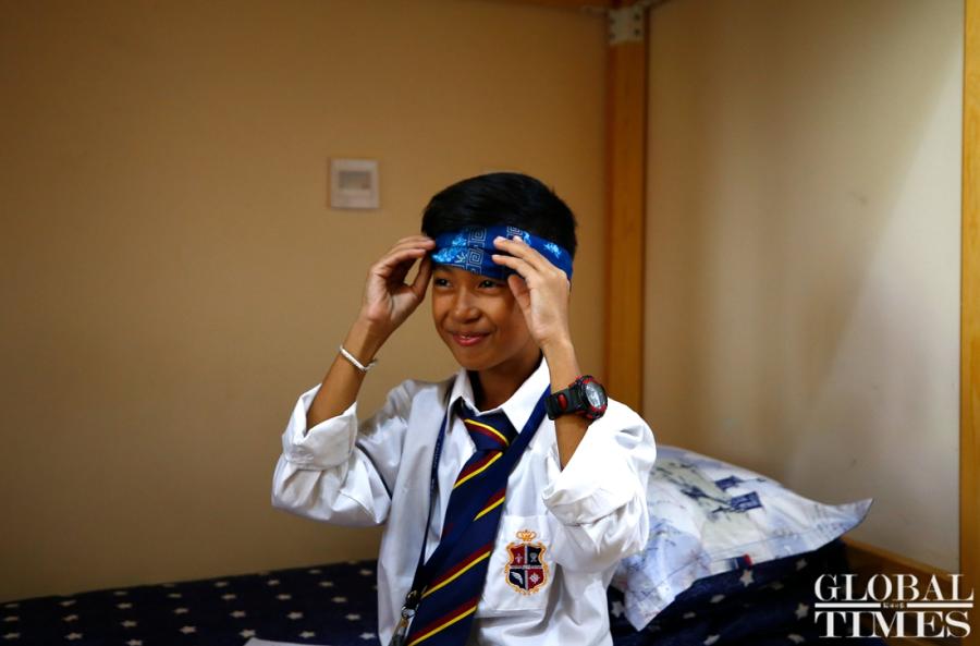 Thuch Salik, the incredible Cambodian boy who can speak 15 languages, including Chinese, has received sponsorship from China\'s Hailiang Education Group to pursue his studies at Hailiang Foreign Language School in Zhejiang Province. He was found to be able to speak 15 languages while selling souvenirs to tourists from all over the world at the tourist spots in Cambodian. Thuch Salik\'s father maintains his family by drawing, and his mother is sick and frail. Thuch Salik said he would study hard and go to college in Beijing in the future. (Photos: Yang Hui/GT)