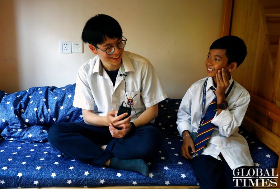 Thuch Salik, the incredible Cambodian boy who can speak 15 languages, including Chinese, has received sponsorship from China\'s Hailiang Education Group to pursue his studies at Hailiang Foreign Language School in Zhejiang Province. He was found to be able to speak 15 languages while selling souvenirs to tourists from all over the world at the tourist spots in Cambodian. Thuch Salik\'s father maintains his family by drawing, and his mother is sick and frail. Thuch Salik said he would study hard and go to college in Beijing in the future. (Photos: Yang Hui/GT)