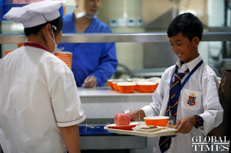 Thuch Salik, the incredible Cambodian boy who can speak 15 languages, including Chinese, has received sponsorship from China\'s Hailiang Education Group to pursue his studies at Hailiang Foreign Language School in Zhejiang Province. He was found to be able to speak 15 languages while selling souvenirs to tourists from all over the world at the tourist spots in Cambodian. Thuch Salik\'s father maintains his family by drawing, and his mother is sick and frail. Thuch Salik said he would study hard and go to college in Beijing in the future. (Photos: Yang Hui/GT)