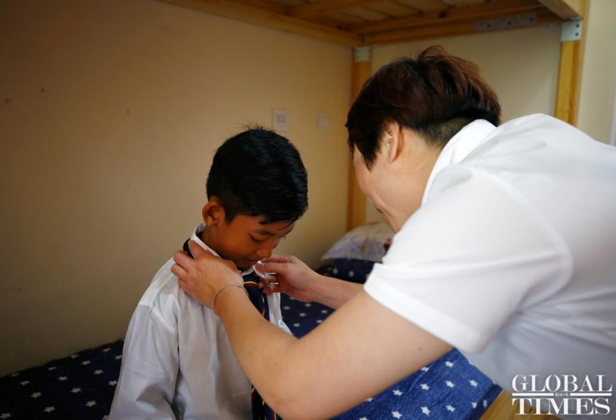 Thuch Salik, the incredible Cambodian boy who can speak 15 languages, including Chinese, has received sponsorship from China\'s Hailiang Education Group to pursue his studies at Hailiang Foreign Language School in Zhejiang Province. He was found to be able to speak 15 languages while selling souvenirs to tourists from all over the world at the tourist spots in Cambodian. Thuch Salik\'s father maintains his family by drawing, and his mother is sick and frail. Thuch Salik said he would study hard and go to college in Beijing in the future. (Photos: Yang Hui/GT)